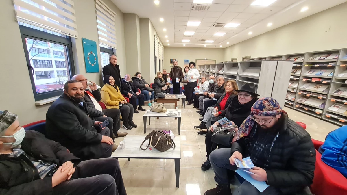 Samsun\'da bir araya gelen şair ve yazarlar kitaplarını kütüphaneye bağışladı