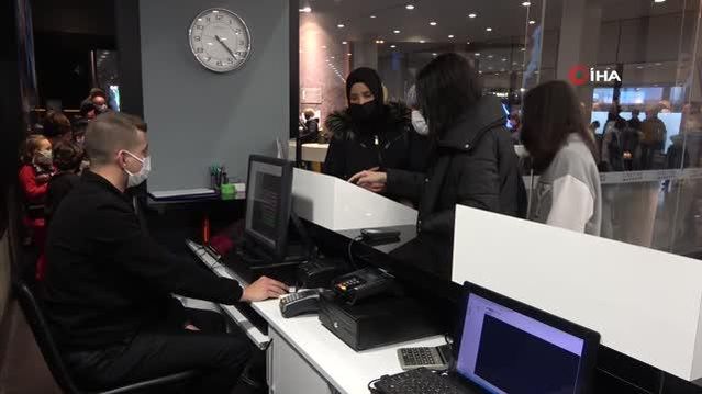 Minik oyuncu sınıf arkadaşlarıyla birlikte Kesişme: İyi ki Varsın Eren filmini izledi