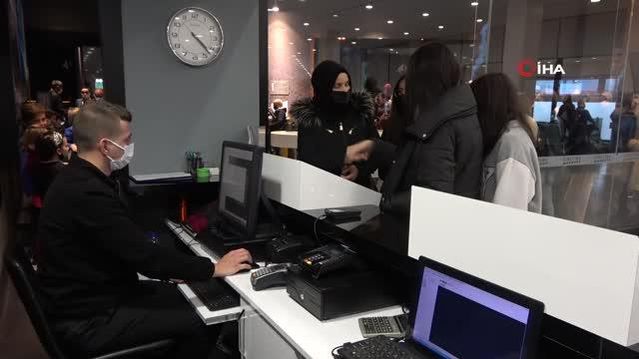 Minik oyuncu sınıf arkadaşlarıyla birlikte Kesişme: İyi ki Varsın Eren filmini izledi