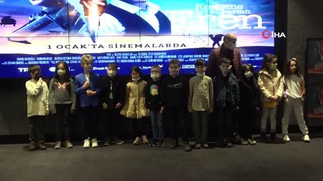 Minik oyuncu sınıf arkadaşlarıyla birlikte Kesişme: İyi ki Varsın Eren filmini izledi
