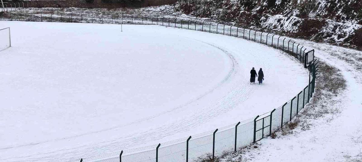 Soğuğa aldırış etmeden stadyumda yürüyüşe çıktılar, görenleri şaşırttılar