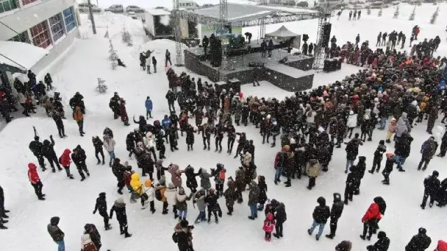 Soğuğu bahane edip sahneye çıkmayan Manuş Baba'ya hayranlarından tepki!