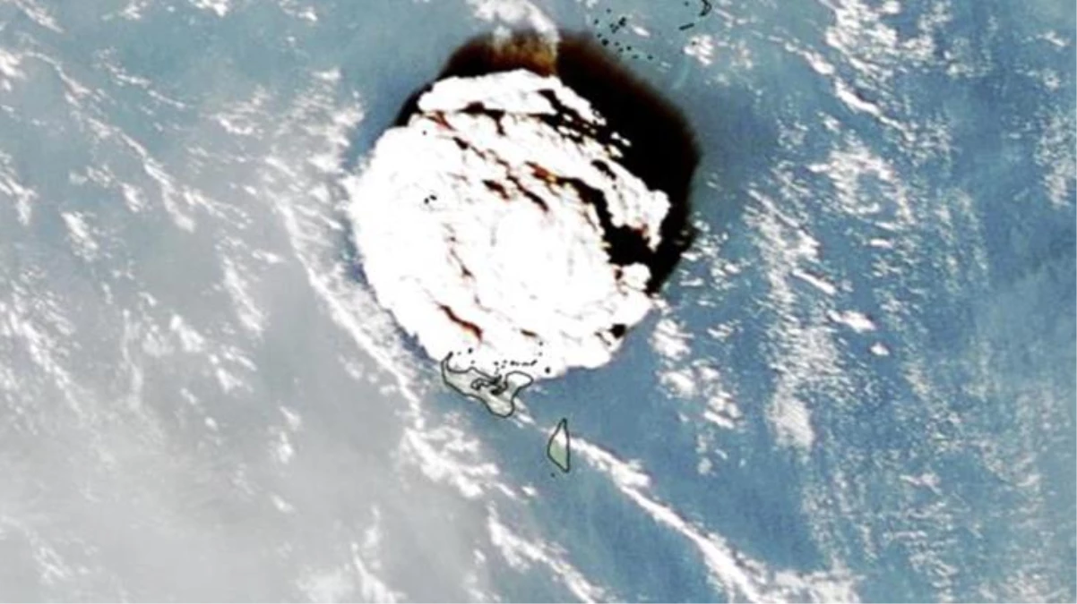 Tonga\'daki volkanik patlama! Birçok ülkede tsunamiye de neden olan o görüntüler!