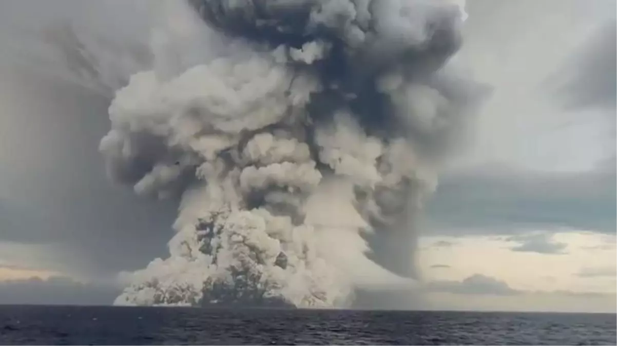 Tonga\'daki yanardağ patlamasının ardından Japonya\'da tsunami alarmı! Dalga boyu 3 metreyi bulacak