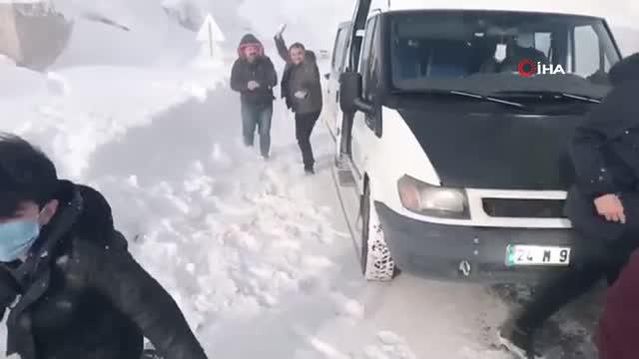 Türk halk müziği sanatçısı Erzincan'ın kar keyfi