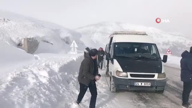Türk halk müziği sanatçısı Erzincan'ın kar keyfi