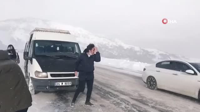 Türk halk müziği sanatçısı Erzincan'ın kar keyfi