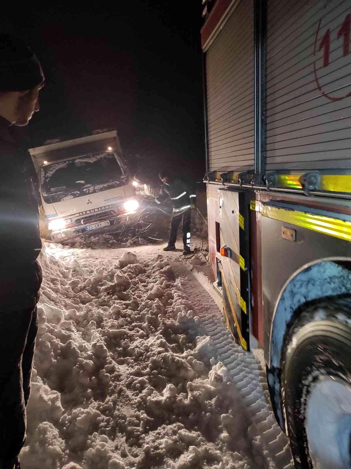 Yolda mahsur kalan vatandaşlar kurtarıldı