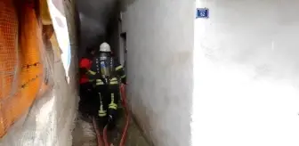 Zemin katta çıkan yangın korkuttu, ekipler evde yaşlı adamı aradı