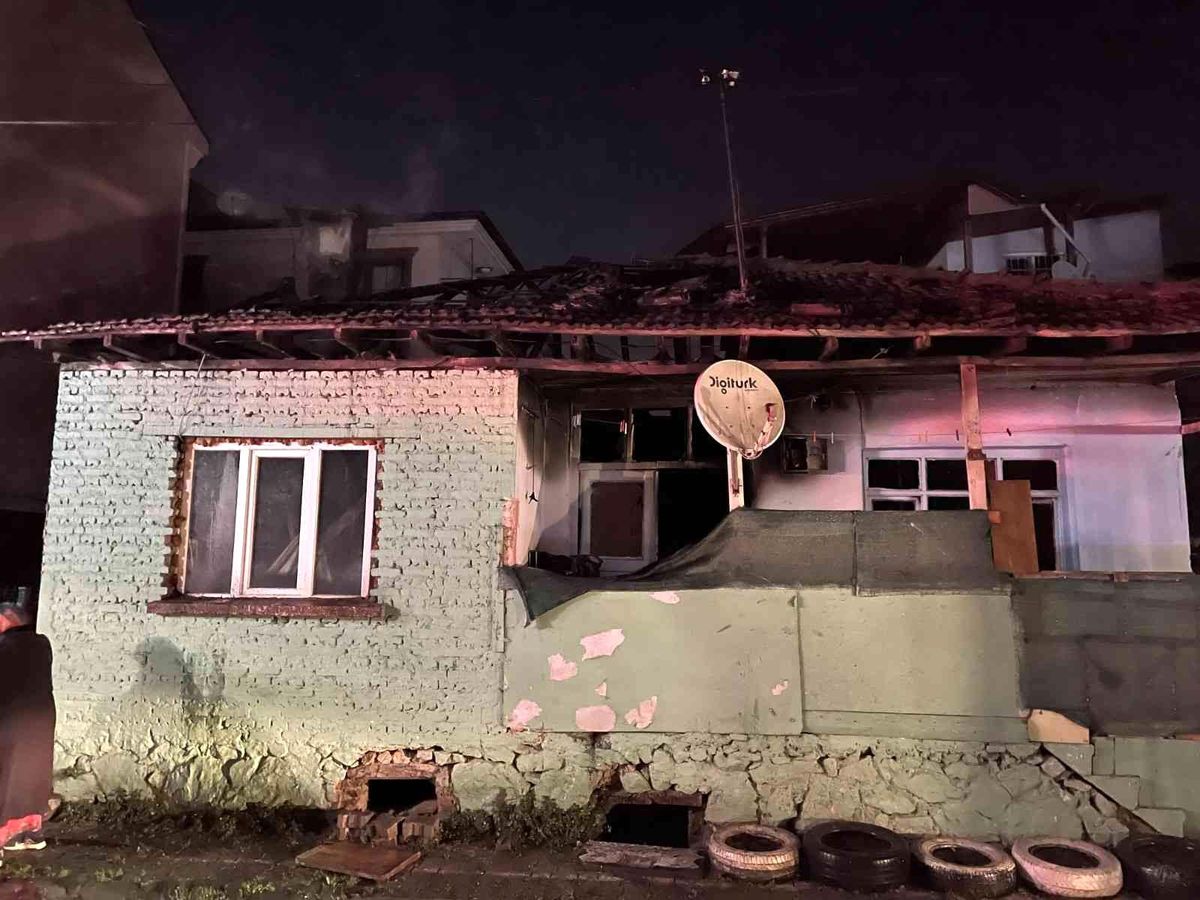 Alevlere teslim olan ahşap ev kullanılamaz hale geldi