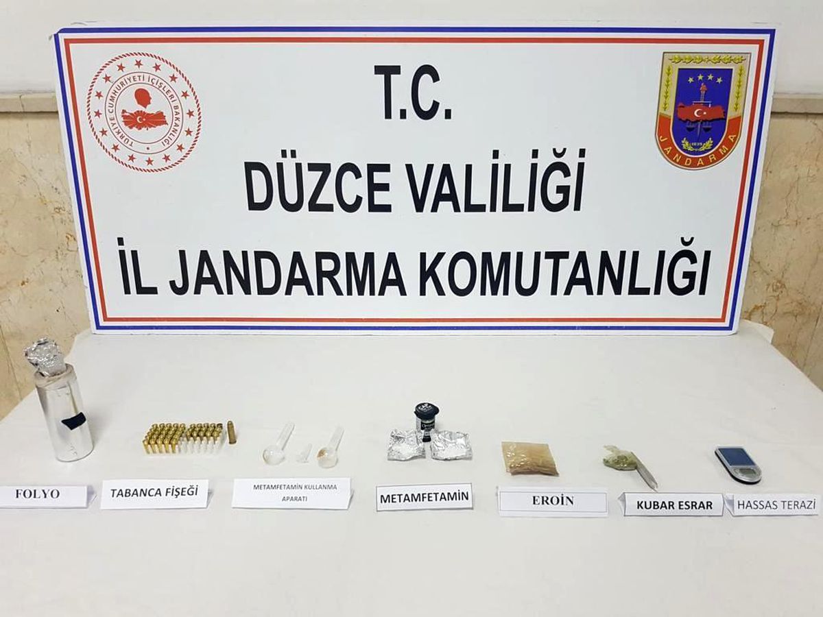 Araçtan her çeşit uyuşturucu çıktı