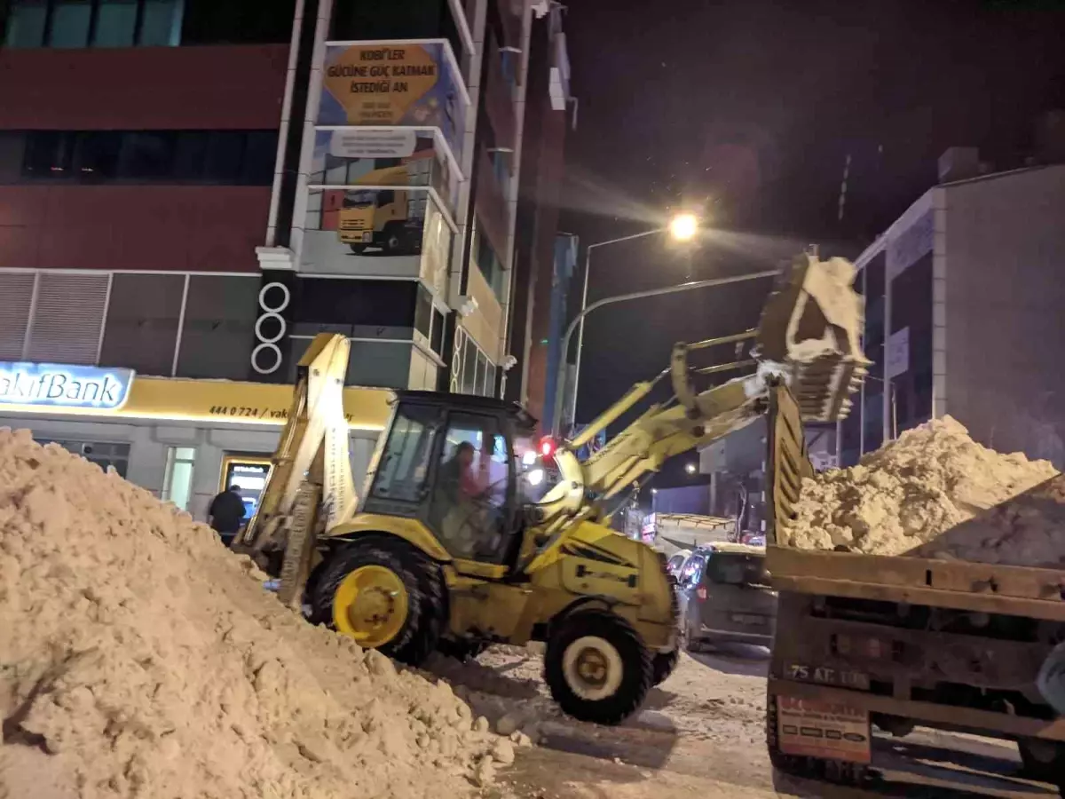 Ardahan\'da tonlarca kar kamyonlarla taşındı