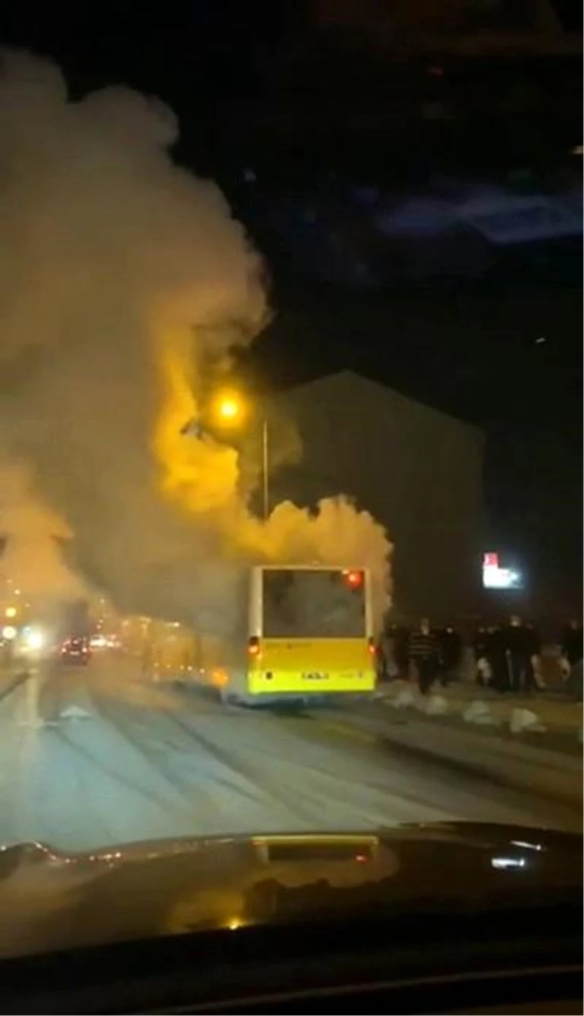 Son dakika haberi: Arnavutköy\'de yolda kalan İETT otobüsünden dumanlar yükseldi