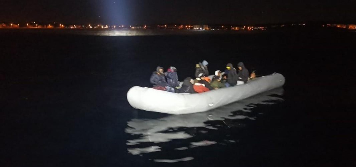 Ayvalık açıklarında 17 düzensiz göçmen kurtarıldı
