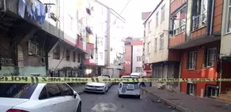 Bağcılar'da cinayet: Aynı evde yaşadığı kişiyi bıçaklayıp kaçtı