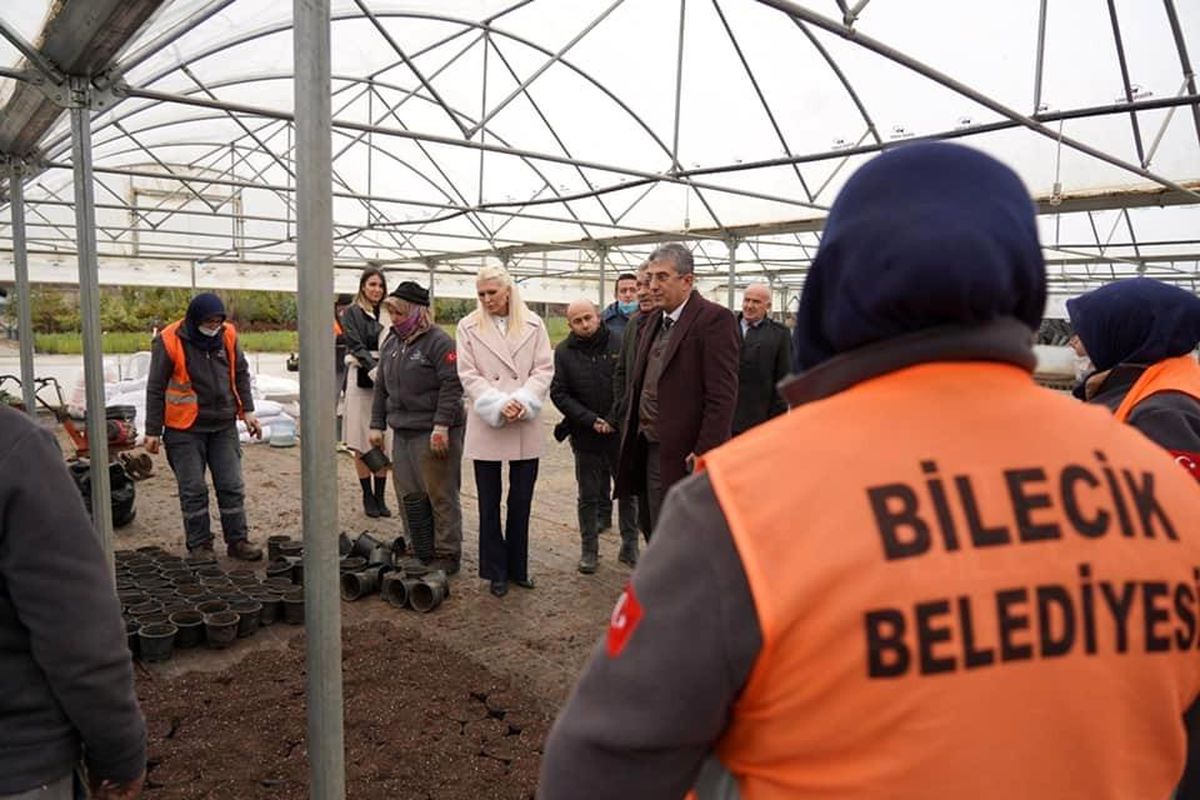 Başkan Şahin sera alanını inceledi