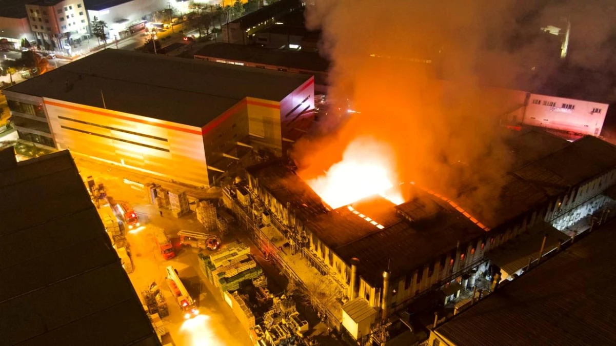 Son dakika... Bursa\'daki kimyasal madde fabrikasındaki yangın havadan görüntülendi
