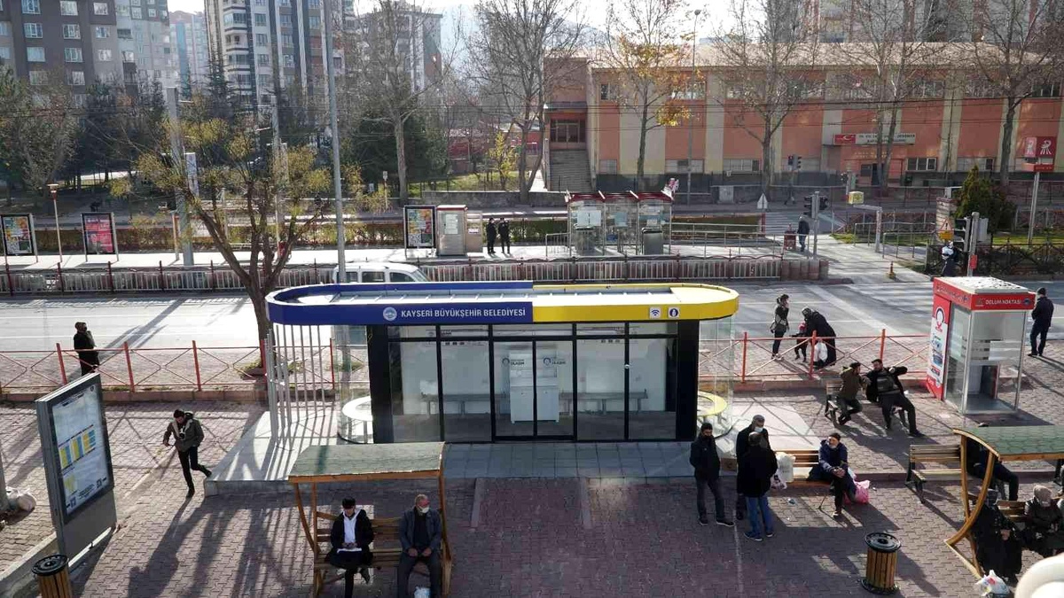 Kayseri Büyükşehir Belediyesi teknolojik durakları hizmete sundu