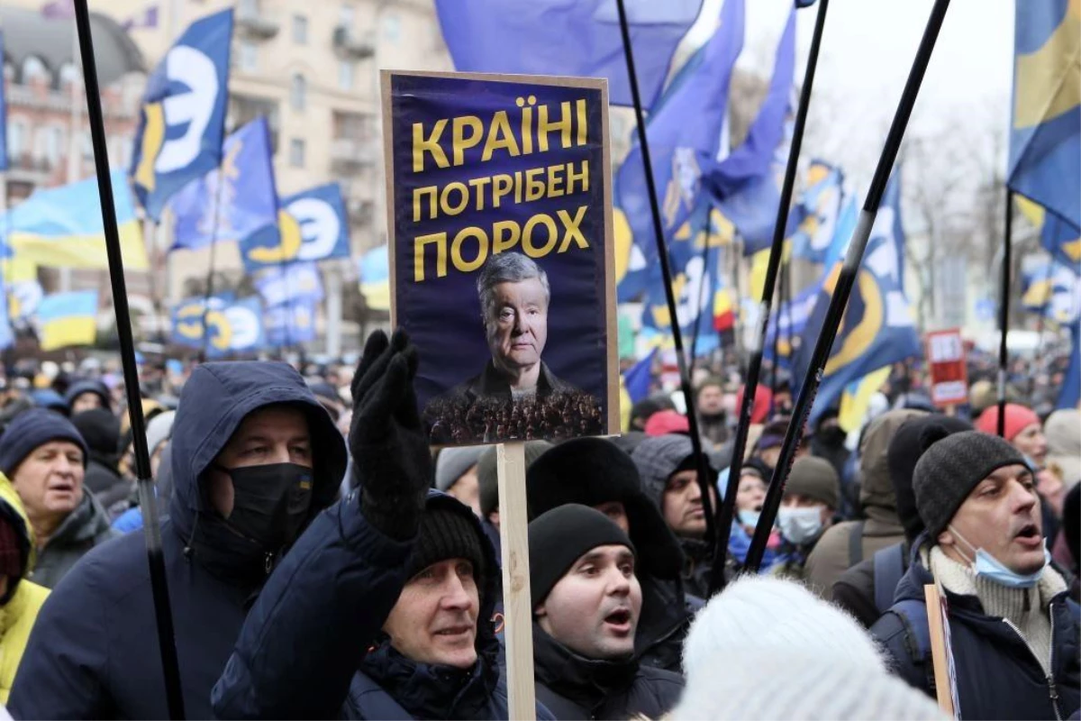 Eski Ukrayna lideri Poroşenko, \'vatana ihanet\' ile yargılandığı dava için Kiev\'e döndü