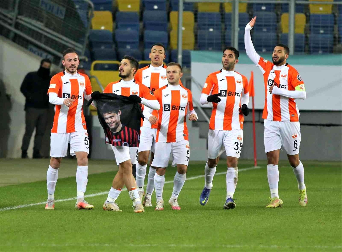 Gençlerbirliği Adanaspor karşılaşmasında hayatını yitiren futbolcu Ahmet Çalık unutulmadı
