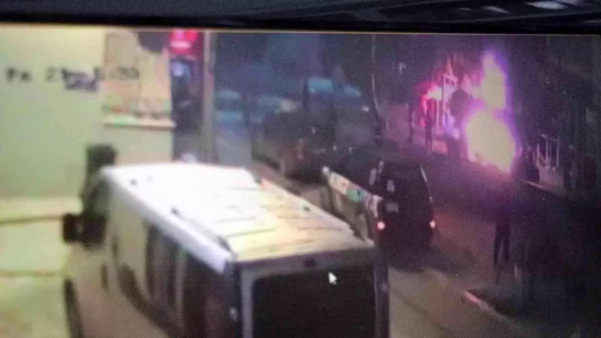 Son dakika gündem: Gençlerin ısınmak için yaktığı ateş parka sıçradı