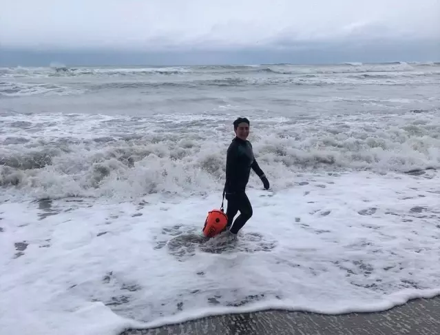 İngiltere'de yaşayan sağlıkçı, sağlık için Karadeniz'de kış ortasında denize girdi