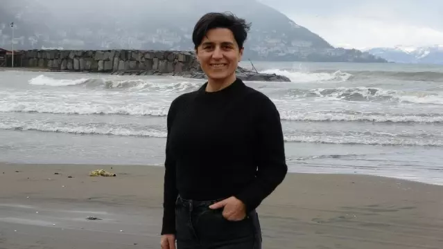 İngiltere'de yaşayan sağlıkçı, sağlık için Karadeniz'de kış ortasında denize girdi