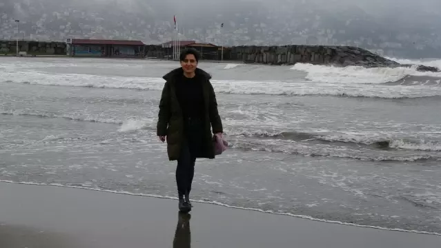 İngiltere'de yaşayan sağlıkçı, sağlık için Karadeniz'de kış ortasında denize girdi