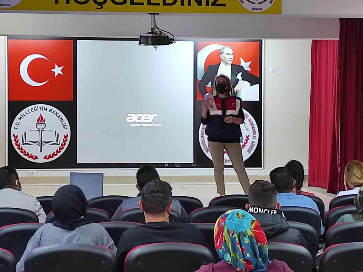 Kayseri\'de kadınlara "KADES" anlatıldı