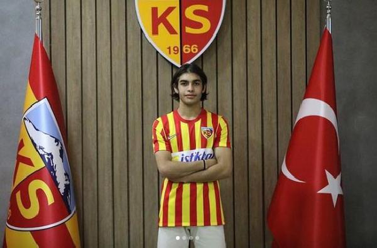 Kayserispor genç futbolcusu Hayrullah ile 4,5 yıllık sözleşme imzaladı