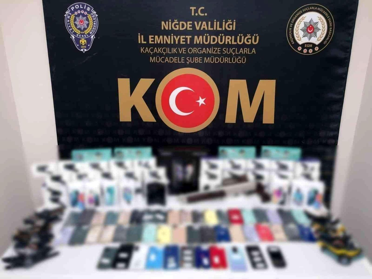 KOM ekipleri kaçak telefon ve saat ele geçirdi