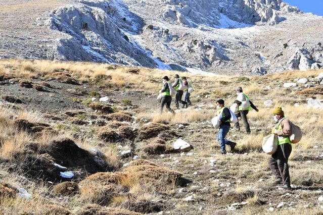 Konyaaltı'nda hayvanlar için bin 200 dekar gübre