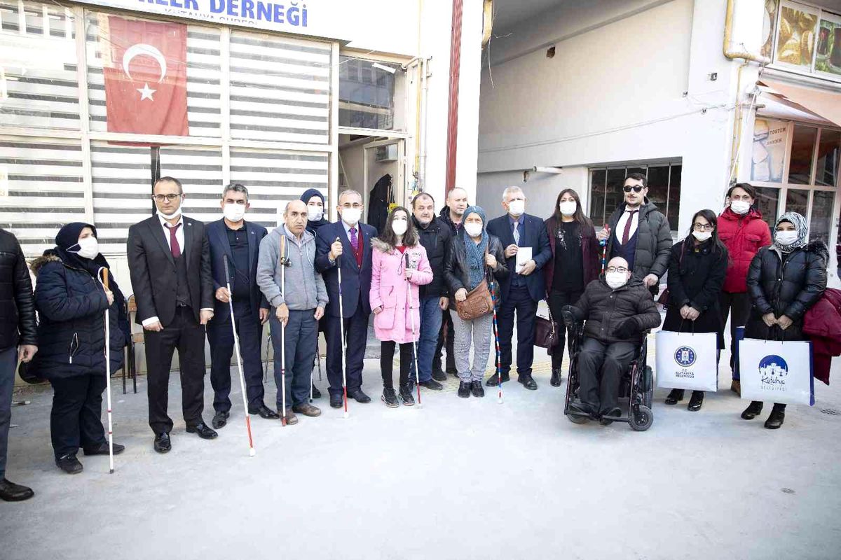Kütahya Belediyesi'nden görme engellilere beyaz baston
