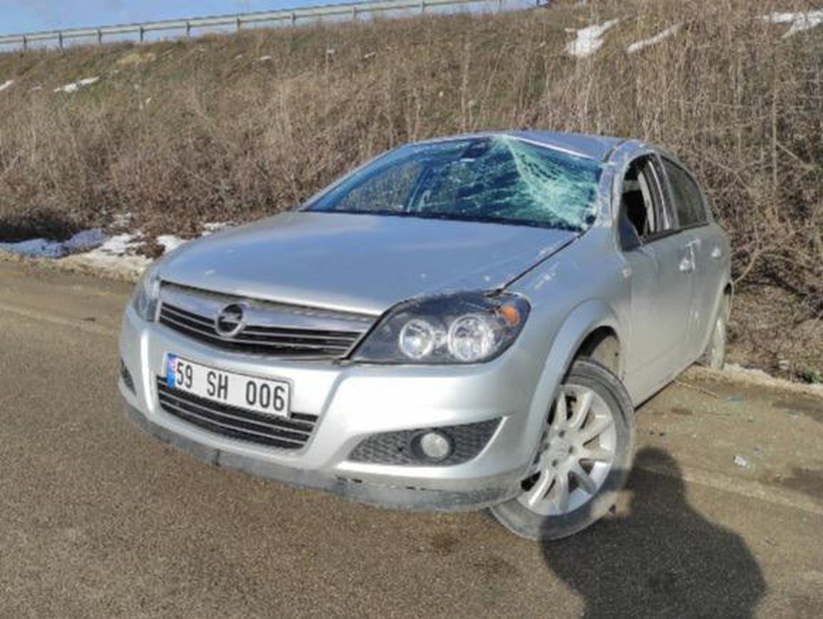Malkara\'da bariyerlere çarpan otomobildeki 2 kişi yaralandı