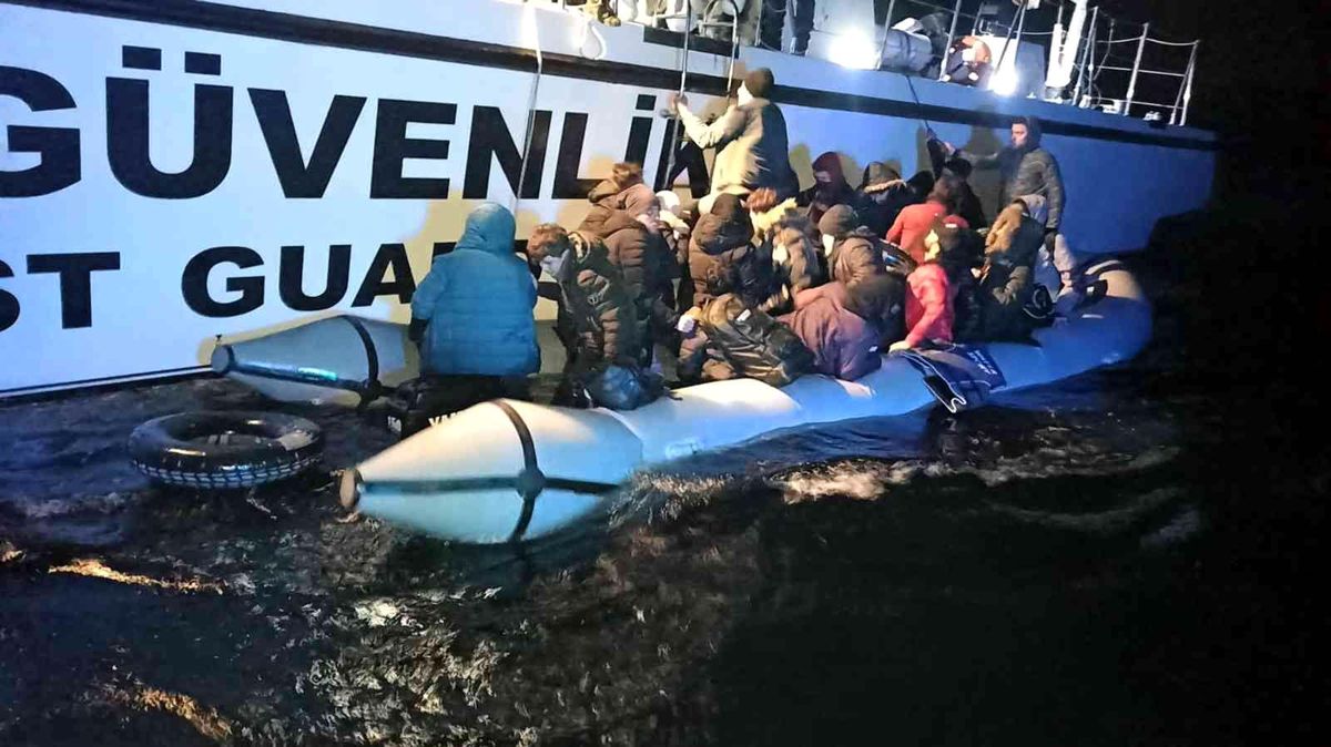 Marmaris\'te 25 düzensiz göçmen kurtarıldı