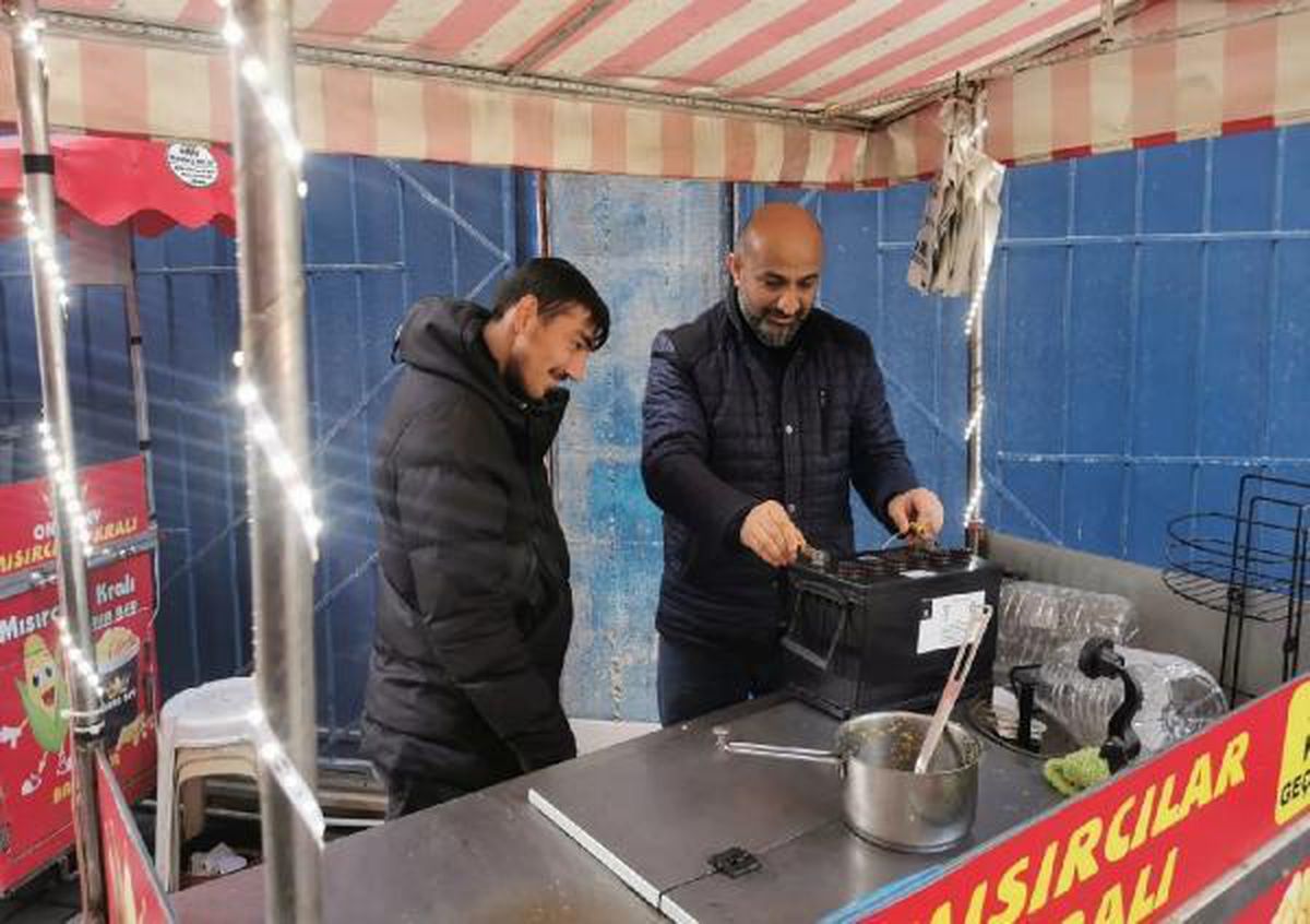 Mısır tezgahından malzemeleri çalınan engelli gence destek