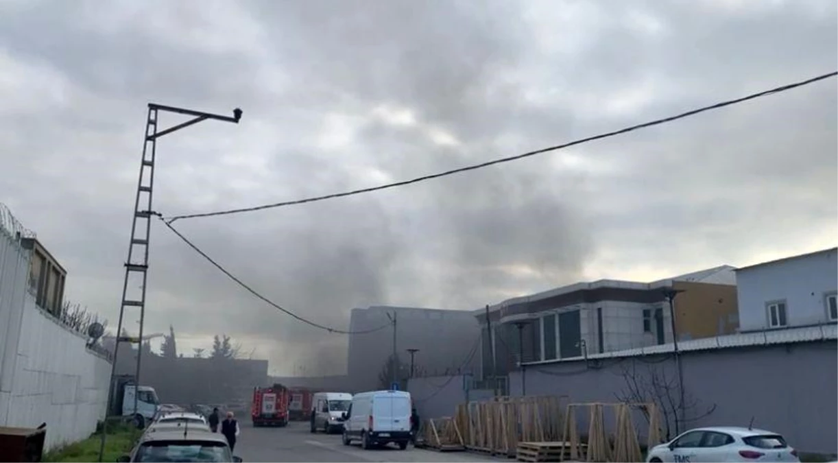 Pendik\'te demir fabrikasında patlamanın ardından yangın çıktı
