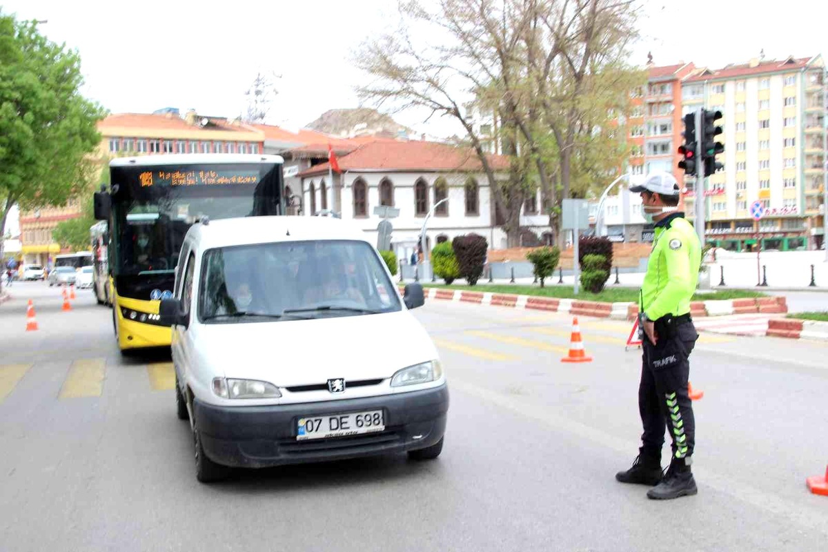 Polis kurallara uymayan sürücülere ceza yazdı