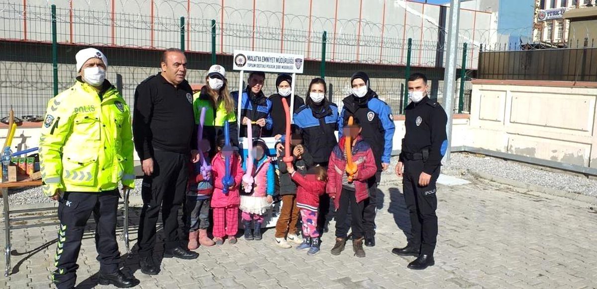Malatya'da dilenciliğe yönlendirilen çocuklara polis şefkati