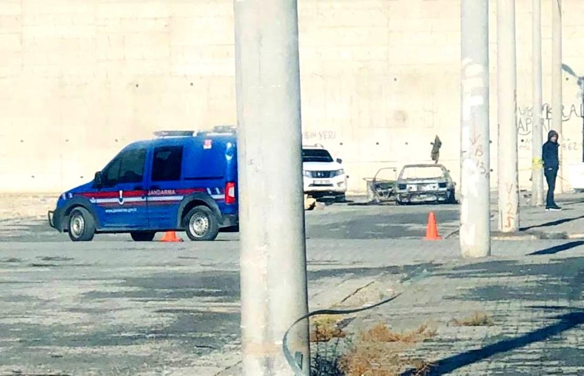 ŞANLIURFA - Yanan otomobilde erkek cesedi bulundu