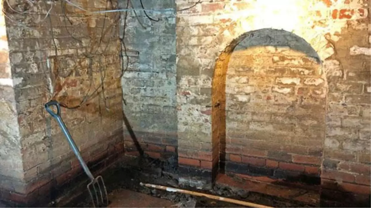 Satın aldığı evde yıllardır kapalı duran tahtayı kaldıran adam, 1900'lerden kalma gizli bölmeyi buldu