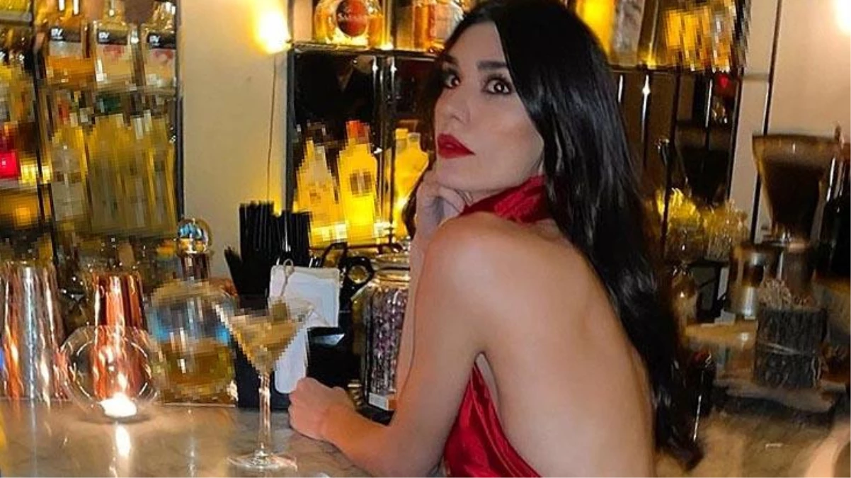 Sinan Akçıl ile ikinci kez boşanma kararı alan Burcu Kıratlı, kırmızı elbiseli pozlarını paylaştı
