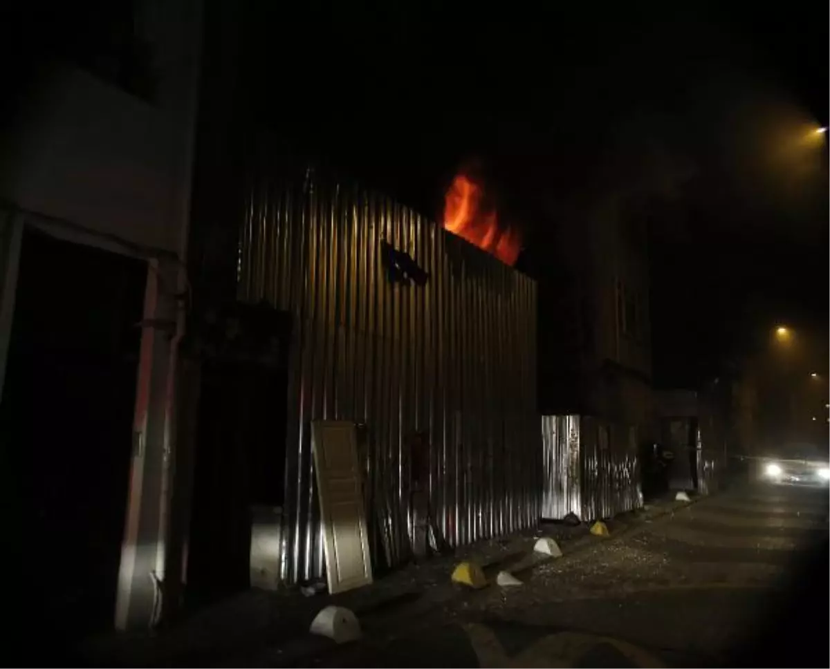 Şişli'de 3 katlı metruk binada yangın çıktı