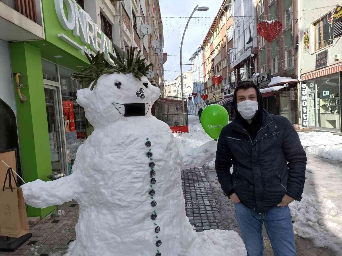 Sokakları kardan adamlarla süslediler