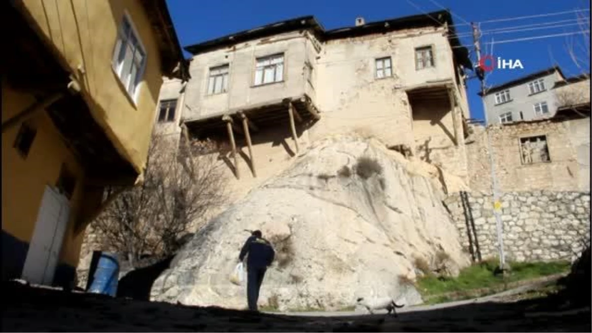 Tunceli\'de dev kayaların üzerine yapılan evler görenleri hayran bırakıyor