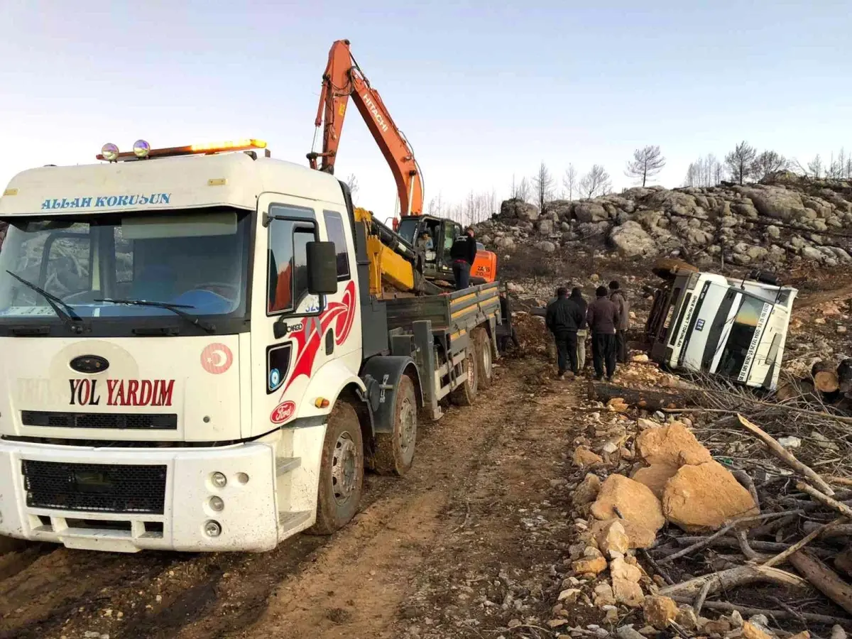 Son dakika haber! Yangın bölgesindeki tomrukları taşıyan kamyon devrildi