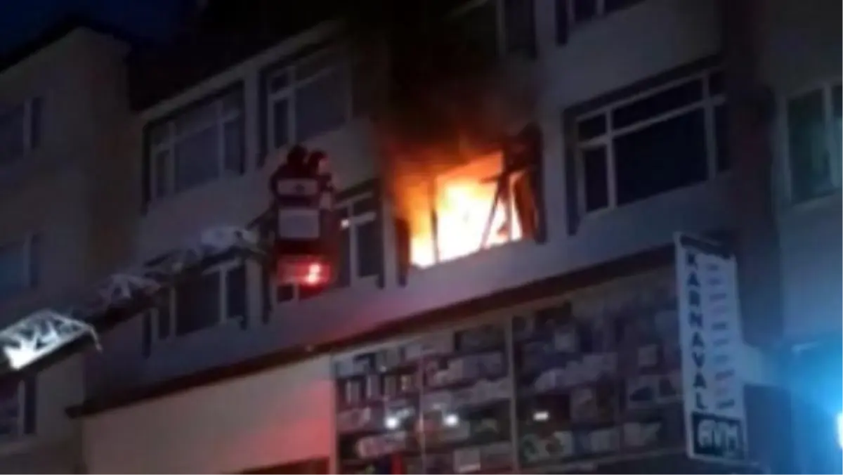 Yangın çıkan evinde öldü, pencereden sarkan kişi zemine düştü
