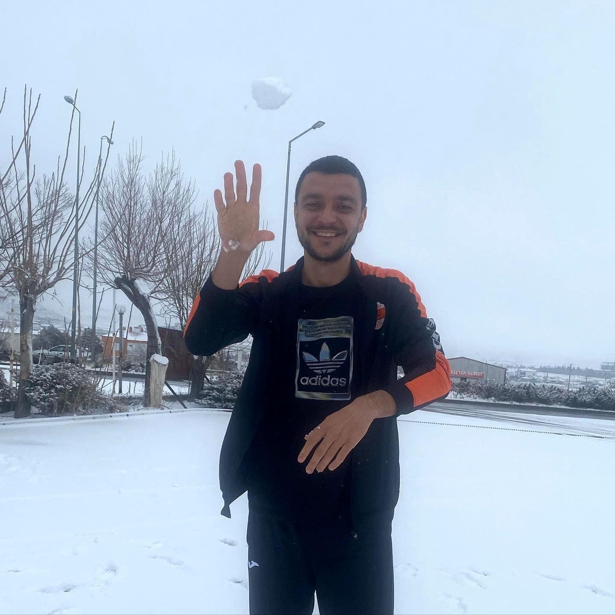 Adanasporlu futbolcular kar keyfi yaptı