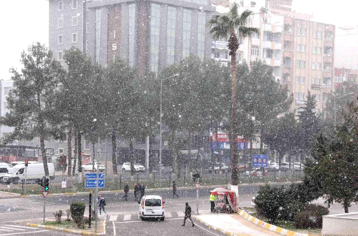 Adıyaman\'a mevsimin ilk karı yağdı