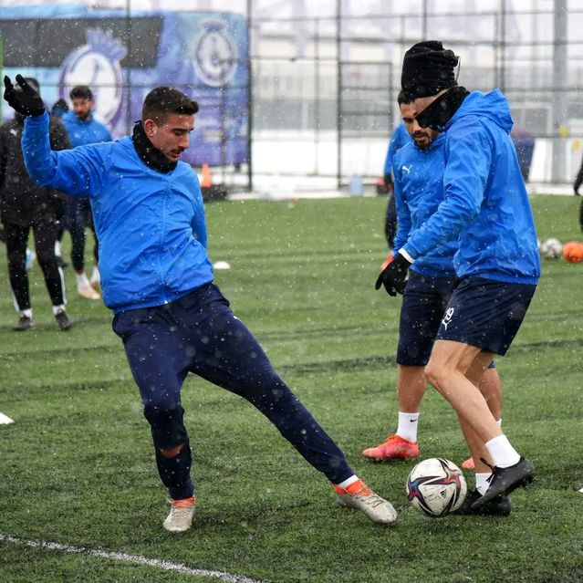 Afyonspor soğuk ve karlı havaya rağmen hazırlıklarını sürdürdü